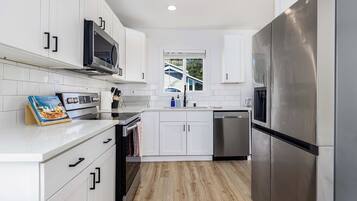 Een koelkast, een microgolfoven, een oven, een kookplaat