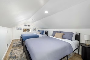 6 bedrooms, iron/ironing board, free WiFi, bed sheets - The Allentown-Cozy Modern 6bd/3ba near Airport and Downtown (Tukwila)