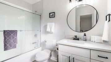 Regadera, secadora de cabello, toallas, jabón