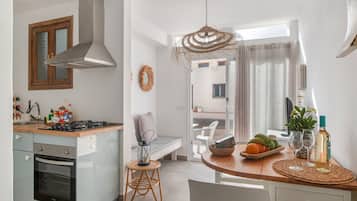 Fridge, oven, stovetop, coffee/tea maker