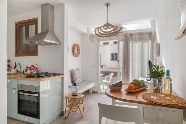 Fridge, oven, stovetop, coffee/tea maker