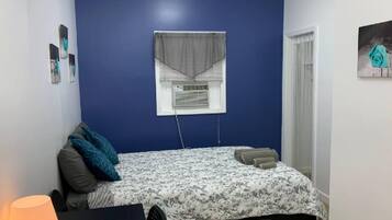 1 habitación, escritorio, tabla de planchar con plancha y wifi