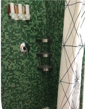 Séchoir à cheveux, serviettes fournies, papier de toilette