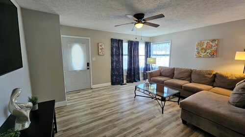Cozy 3-Bdrm Home, RENOVATED bathrooms, Game Rm, Yard & Fast WiFi DOG friendly