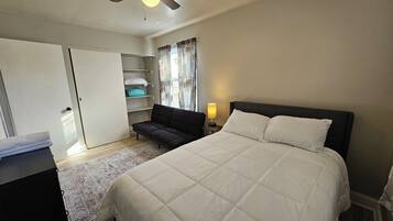 3 dormitoris, escriptori i planxa i posts de planxar