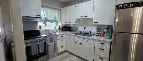 Frigorífic, microones, forn i placa de cuina