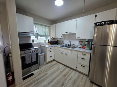 Cozy 3-Bdrm Home, RENOVATED bathrooms, Game Rm, Yard & Fast WiFi DOG friendly