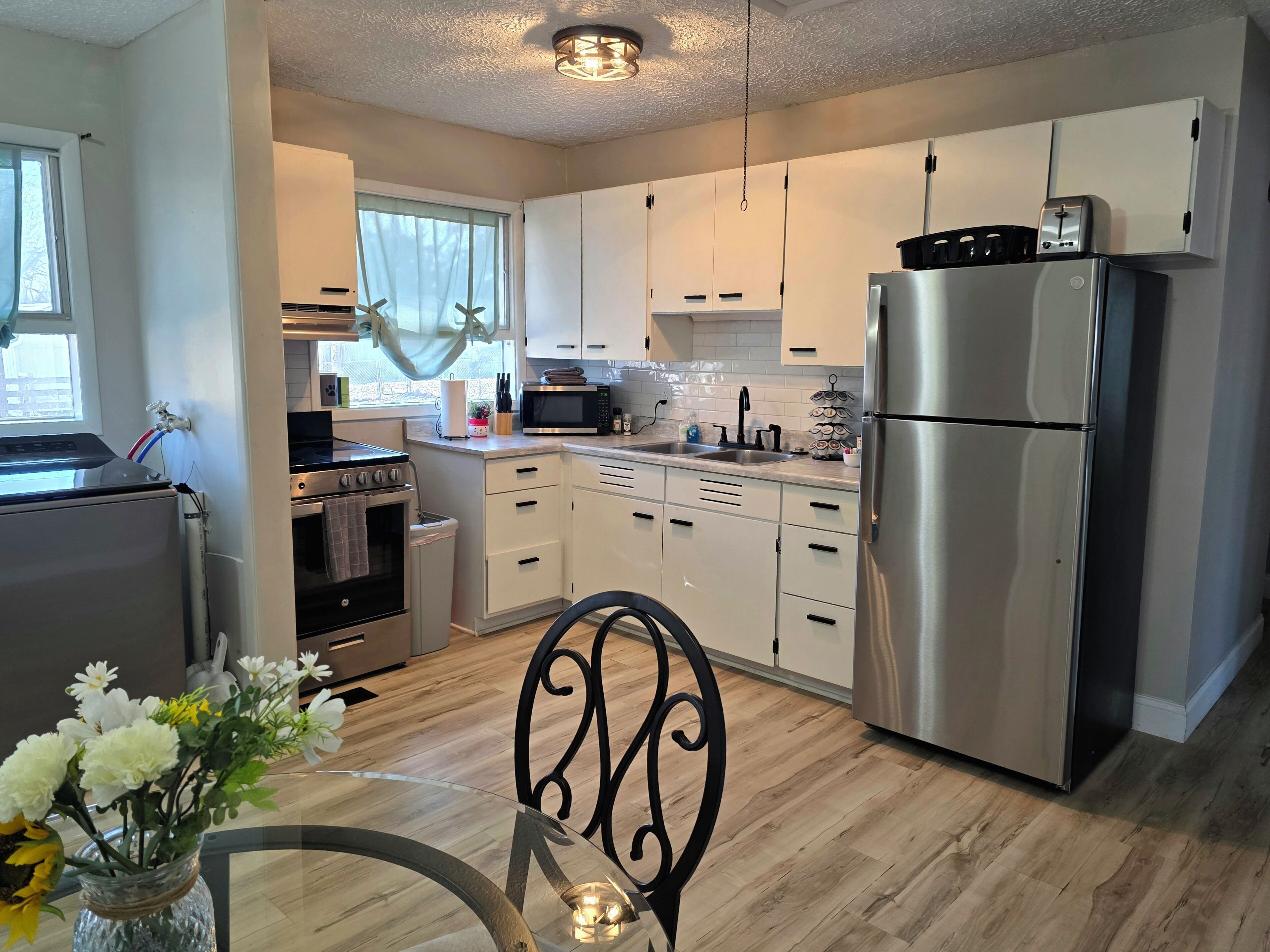 Réfrigérateur, micro-ondes, four, plaque de cuisson