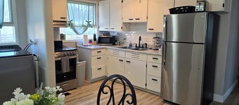 Cozy 3Bdrm Home RENOVATED bathrooms, Game Rm FencedYard & Fast WiFi DOG friendly
