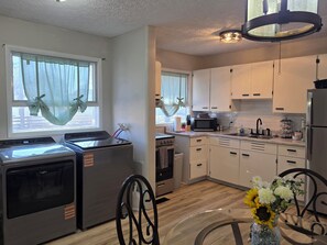 ثلاجة، ميكروويف، فرن، موقد طهي مسطح