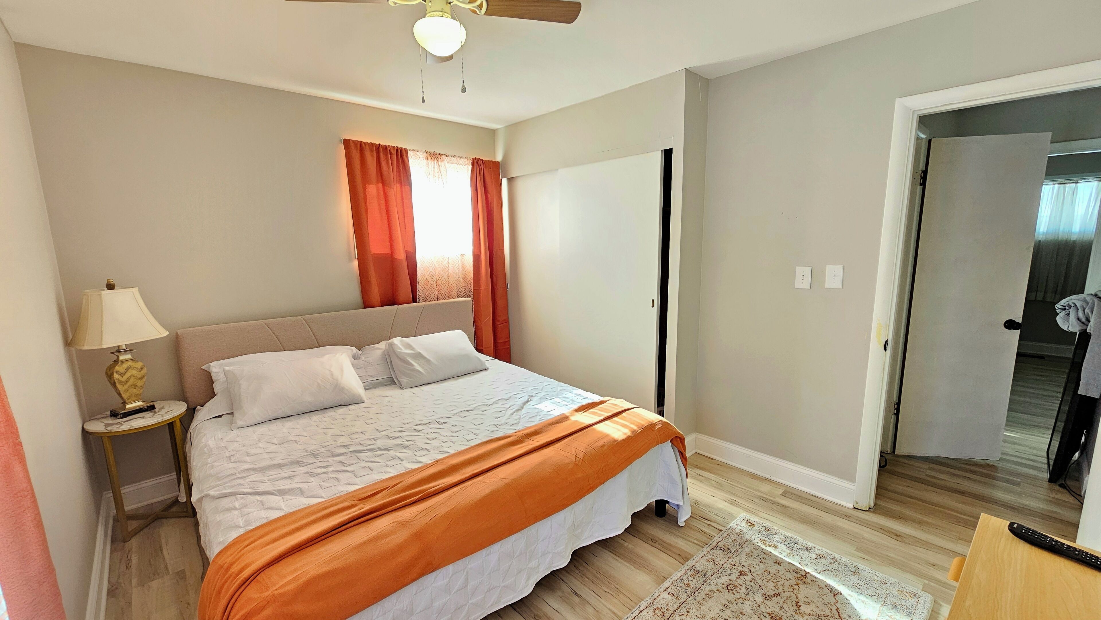 3 Schlafzimmer, Schreibtisch, Bügeleisen/Bügelbrett, Reisekinderbett