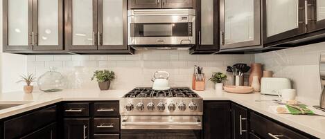 Een koelkast, een microgolfoven, een oven, een kookplaat