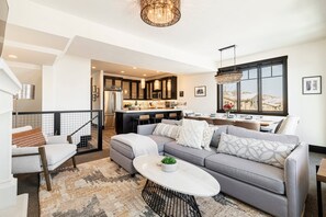 Smart TV, fireplace, video games - Modern Mountain Townhome in Canyons Village – Hot Tub, Ski Lifts & Activities Just Steps Away (Park City)