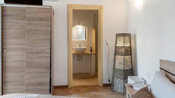 1 dormitorio, tabla de planchar con plancha, wifi gratis y ropa de cama
