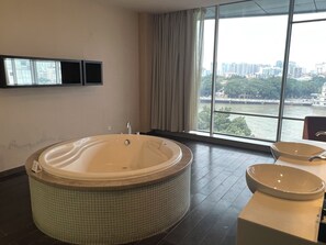 Panoramic Suite, Garden View | Bathroom | Separate tub and shower, hair dryer, slippers, towels - Guangdong Nanmei Osotto Hotel (Guangzhou)