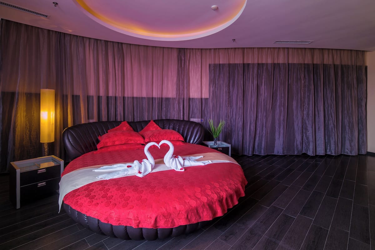 Honeymoon-Suite, 1 Schlafzimmer, Nichtraucher | 1 Schlafzimmer, Zimmersafe, Schreibtisch, laptopgeeigneter Arbeitsplatz