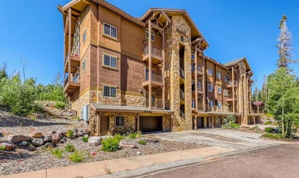 Exterior - Spacious condo with a beautiful view and lots to do in Brian Head UT. BL-25016 (Brian Head)