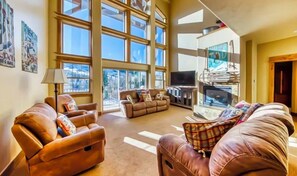 Smart TV y chimenea 