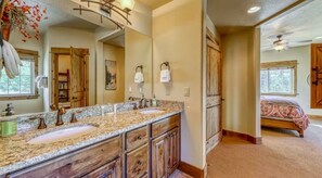Jetted tub, hair dryer, towels, soap - Spacious condo with a beautiful view and lots to do in Brian Head UT. BL-25016 (Brian Head)