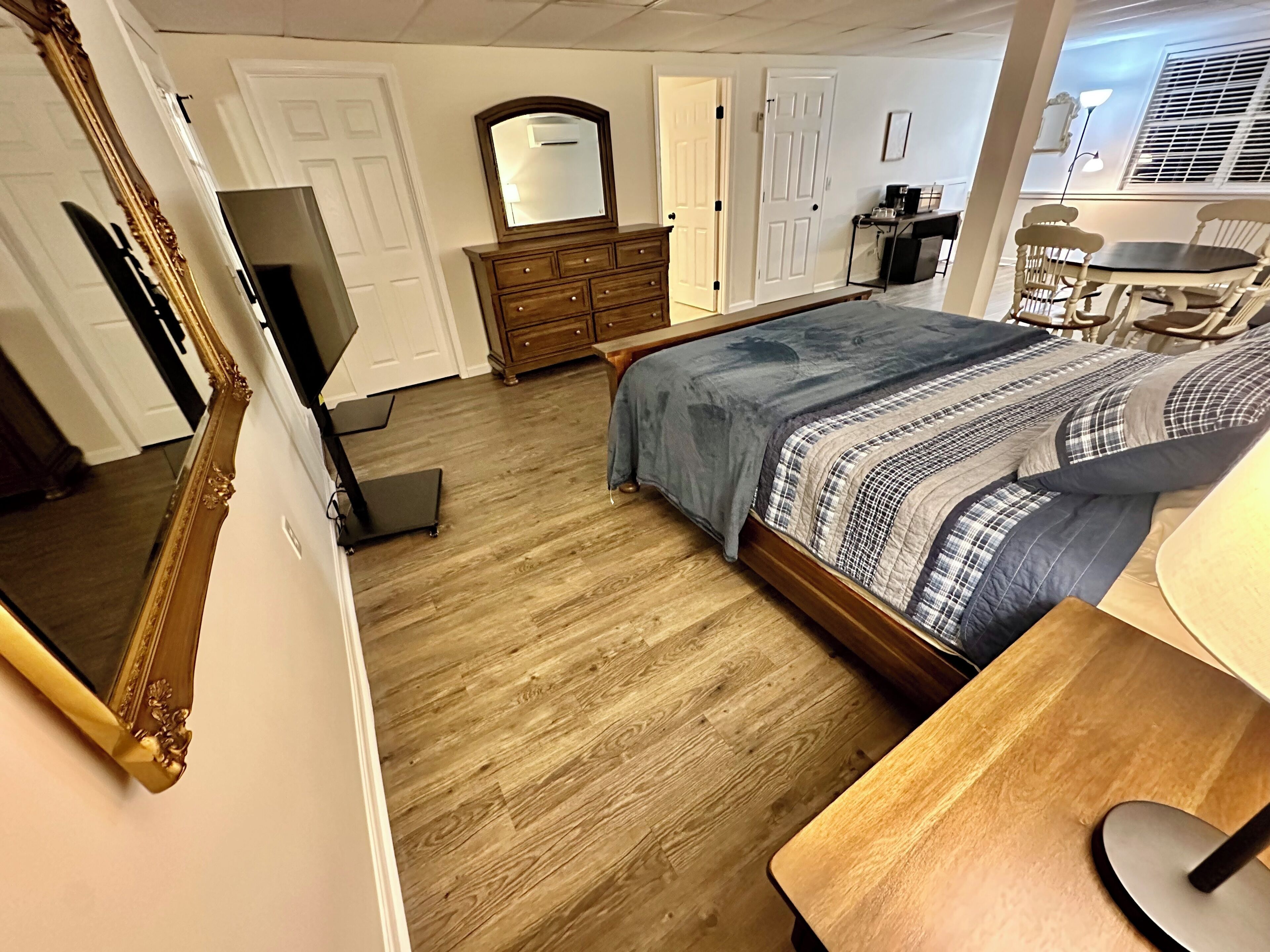 Travel crib, WiFi, bed sheets