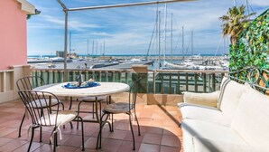 A terrace with a round table, chairs, and a sofa. - Cosy apartment for 4 guests with WIFI, A/C, TV, patio and pets allowed (San Vincenzo)