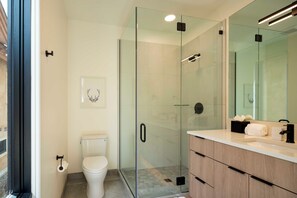 Suihku, hiustenkuivaaja, pyyhkeet, saippua