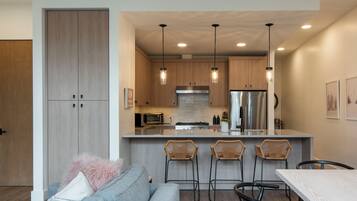 Geladeira, micro-ondas, fogão, cooktop