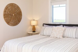 6 Schlafzimmer, Schreibtisch, Bügeleisen/Bügelbrett, Reisekinderbett