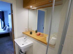 Secadora de cabello, toallas, jabón, shampoo 