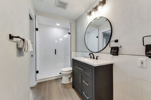 Hair dryer, towels, soap, toilet paper - 6 Bed - Swimming Pool - Hot Tub - Prime Location (Irving)