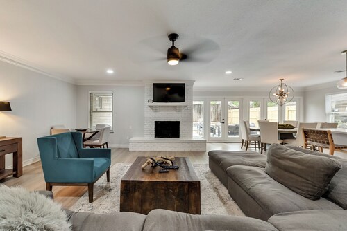 6 Bed - Swimming Pool - Hot Tub - Prime Location