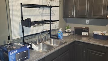 Een koelkast, een microgolfoven, een oven, een kookplaat