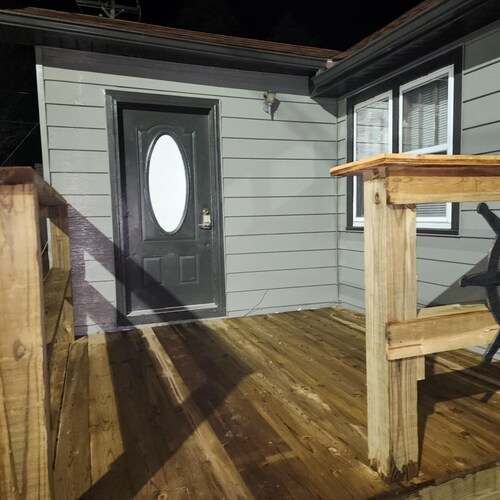 2-bedroom house with WiFi in Harrison. Sleeps 6. 