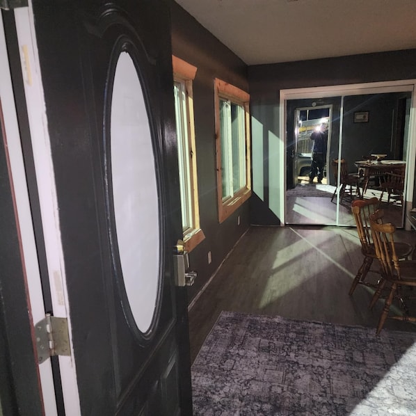 Interior - 2-bedroom house with WiFi in Harrison. Sleeps 6. (Harrison)