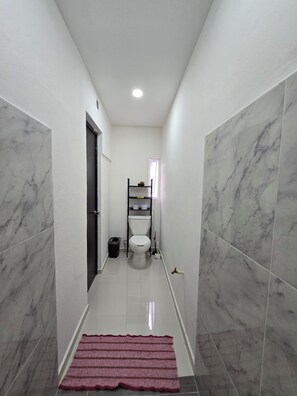 タオル、トイレットペーパー