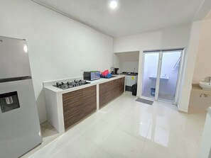 Microwave, oven, coffee/tea maker, blender