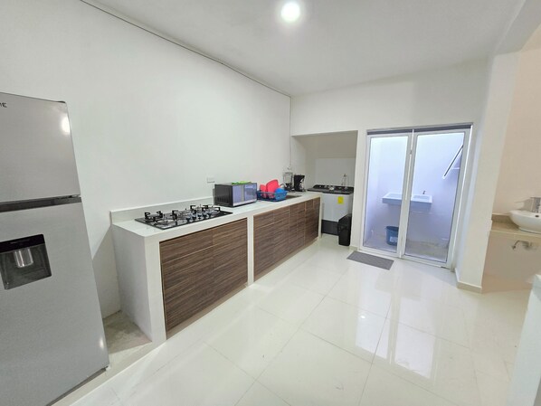 電子レンジ、オーブン、コーヒー / ティーメーカー、ミキサー