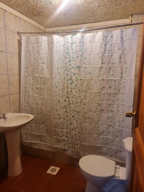 Shower, towels, soap, shampoo - Hostal rancho checkar (San Pedro de Atacama)
