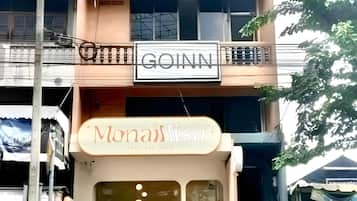 Ein mehrstöckiges Gebäude, im Erdgeschoss befindet sich ein Salon namens 'Monalisa'.