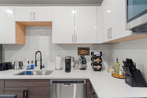 Fridge, microwave, oven, stovetop - Modern Chic King Apt./ Near Dt /Free wifi+ laundry+parking (Dallas)