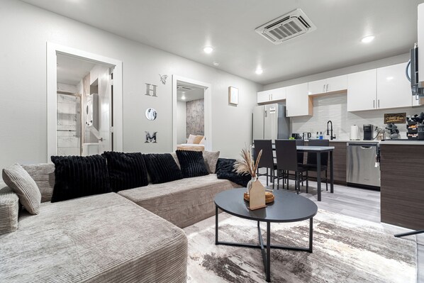 Smart TV - Modern Chic King Apt./ Near Dt /Free wifi+ laundry+parking (Dallas)