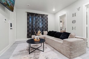 Smart TV - Modern Chic King Apt./ Near Dt /Free wifi+ laundry+parking (Dallas)