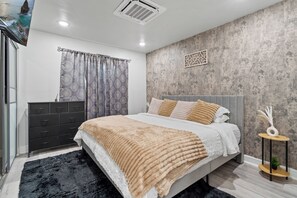 1 bedroom, iron/ironing board, WiFi, bed sheets - Modern Chic King Apt./ Near Dt /Free wifi+ laundry+parking (Dallas)