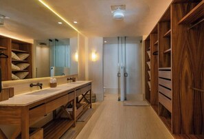 Dusche, Haartrockner, Handtücher, Shampoo