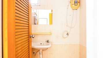 Standard Double Room | Bathroom