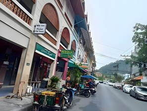 A street view with a building labeled 'Mitr Inn Phuket Old Town.' - Mitr inn Phuket Old town (Phuket)