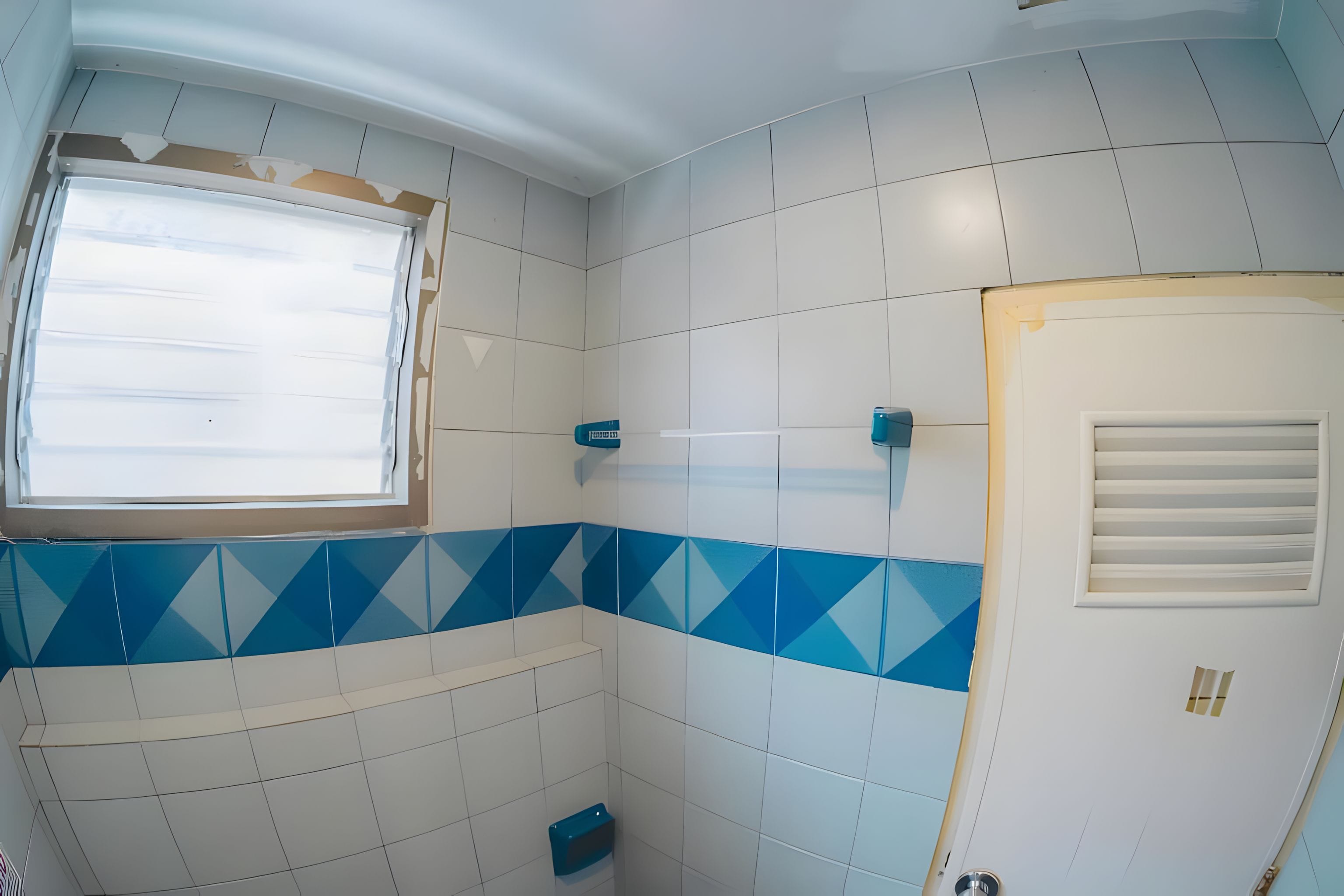 Un baño con azulejos blancos, una ventana y un perchero.