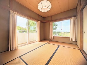 Luxury Villa, 4 Bedrooms, Hot Tub, Mountain View | Free WiFi - Syuzenji forest (Izu)