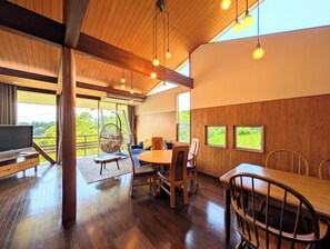 Large detached house with relaxation room, Smoking | In-room dining