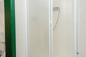 Chuveiro, bidê, toalhas de banho, papel higiênico